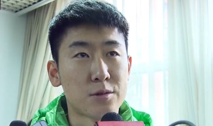本片讲述了一名天才瞽者钢琴家匹敌不公命运的传奇故事。主人公米耶彪炳生于波兰一个贫苦的农场家庭，12岁时因疾病目力渐逝、又履历父亲离弃、母亲早亡、修道院清凉无助的寄摄生活……即使具有音乐先天，他的钢琴之路却始终陪伴着冷眼与冷笑，为了抚琴他不竭碰鼻，又再次蒙受伴侣和心爱之人的背离……这个被命运几经玩弄，几近毫无还手之力的弱者，独一可以或许用来抵挡的，即是他的音乐，音乐是他从头熟悉、沟通世界而且匹敌不公命运的独一路子……